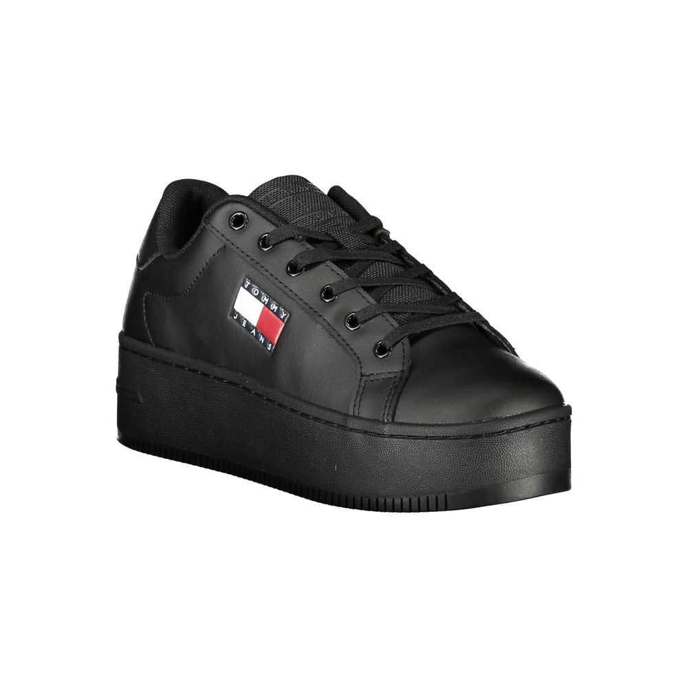 Sneaker pour femmes Tommy Hilfiger en polyuréthane noir, design moderne et élégant, vue de face de la chaussure.