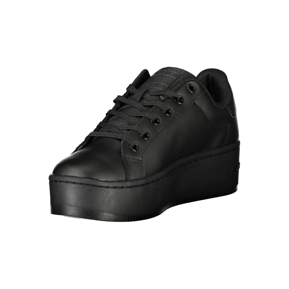 Chaussure sneaker en polyuréthane noire pour femme de la marque Tommy Hilfiger, vue de face montrant le design moderne.