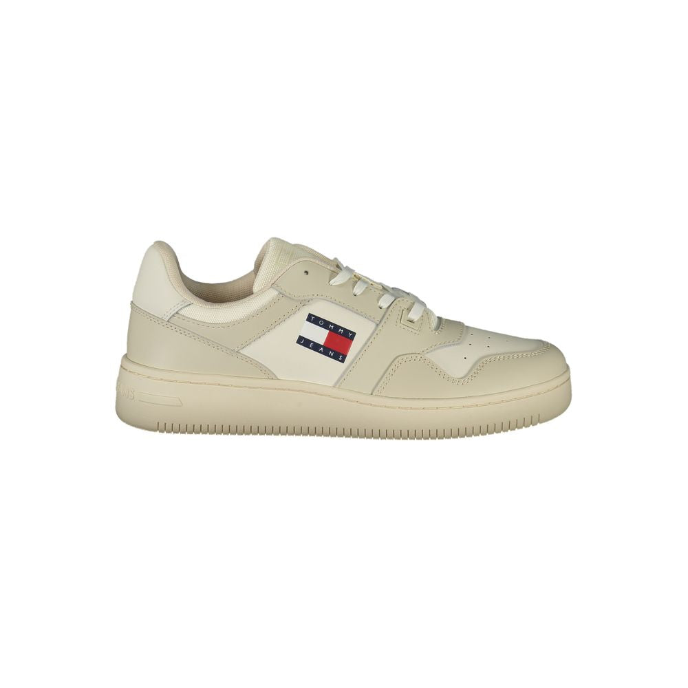 Chaussure sneaker en cuir beige pour homme de la marque Tommy Hilfiger, vue de profil avec détails de la semelle.