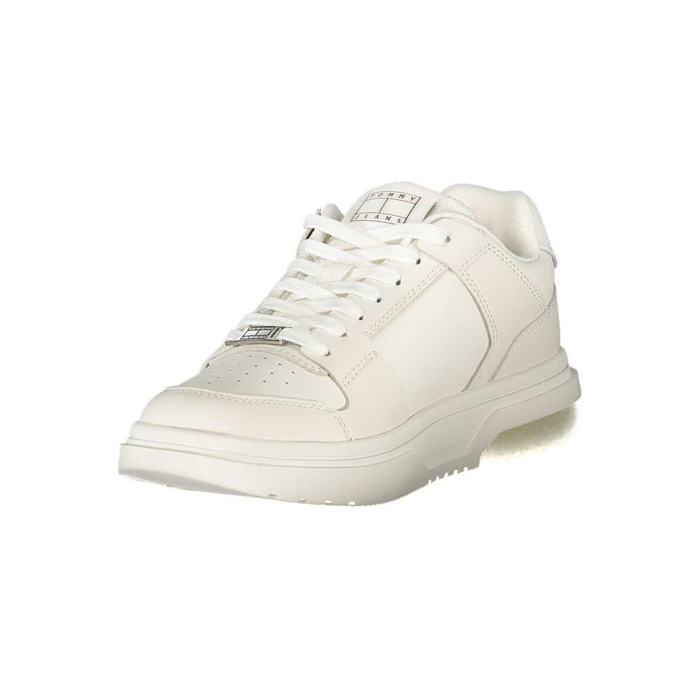 Sneakers blanches en polyuréthane pour femmes de la marque Tommy Hilfiger, vue de côté avec détails modernes.