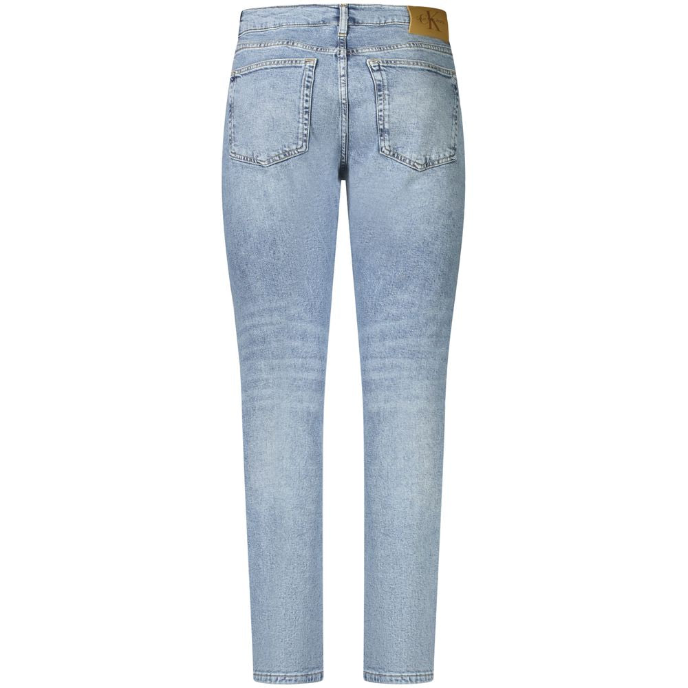 Jeans homme en coton Calvin Klein Azzurro, coupe classique, détails de couture, couleur bleue claire, porté sur un mannequin.