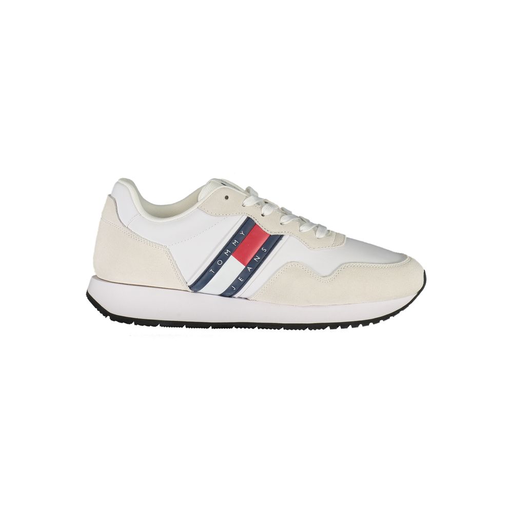 Sneakers pour homme Tommy Hilfiger en cuir blanc, style moderne et décontracté, vue de face avec détails en cuir.