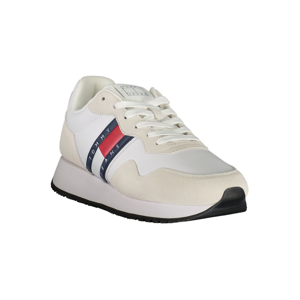 Sneakers en cuir blanc pour homme de Tommy Hilfiger, design moderne avec détails élégants et semelle blanche.