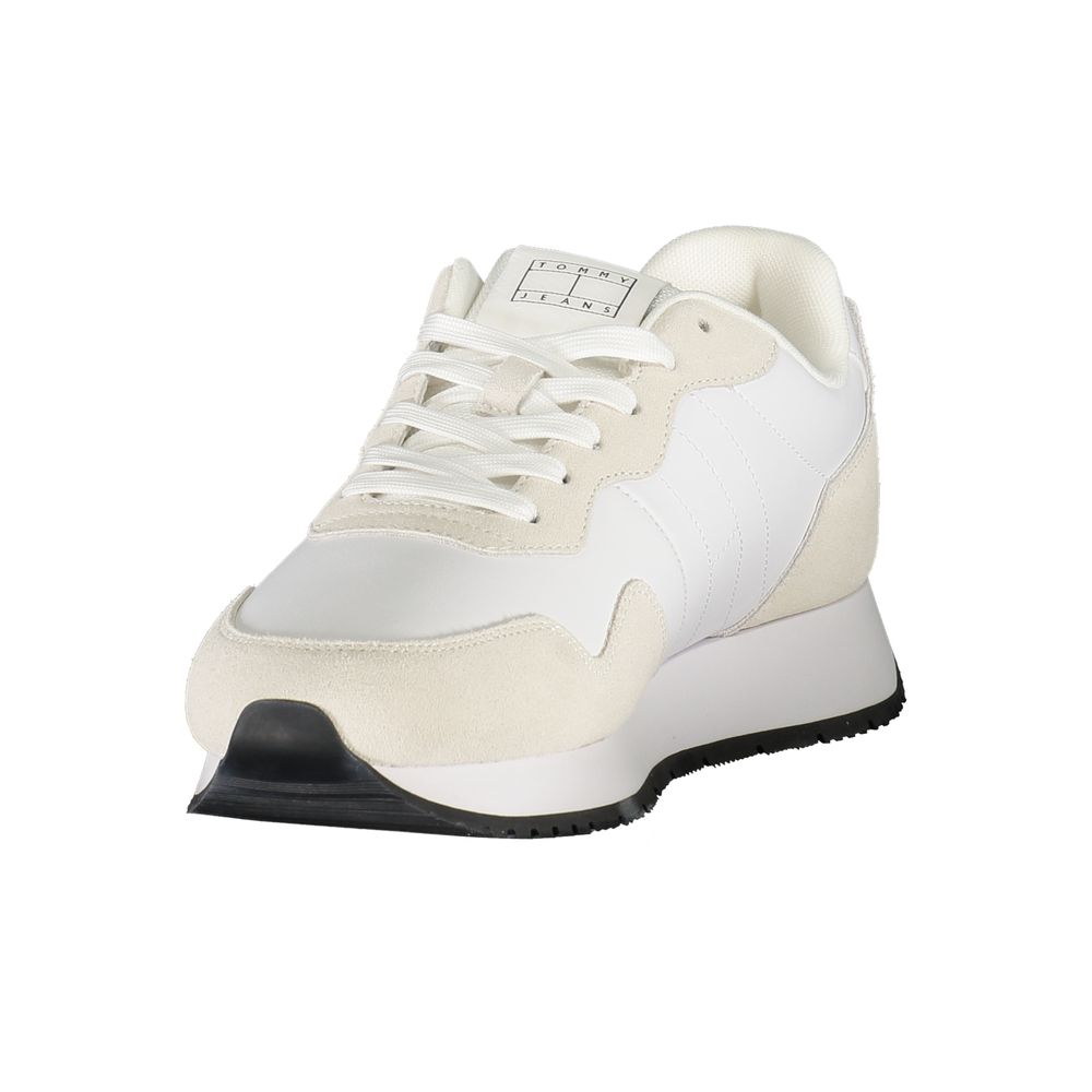 Sneakers en cuir blanc pour hommes de Tommy Hilfiger, style décontracté, avec semelle blanche et détails logo visibles.
