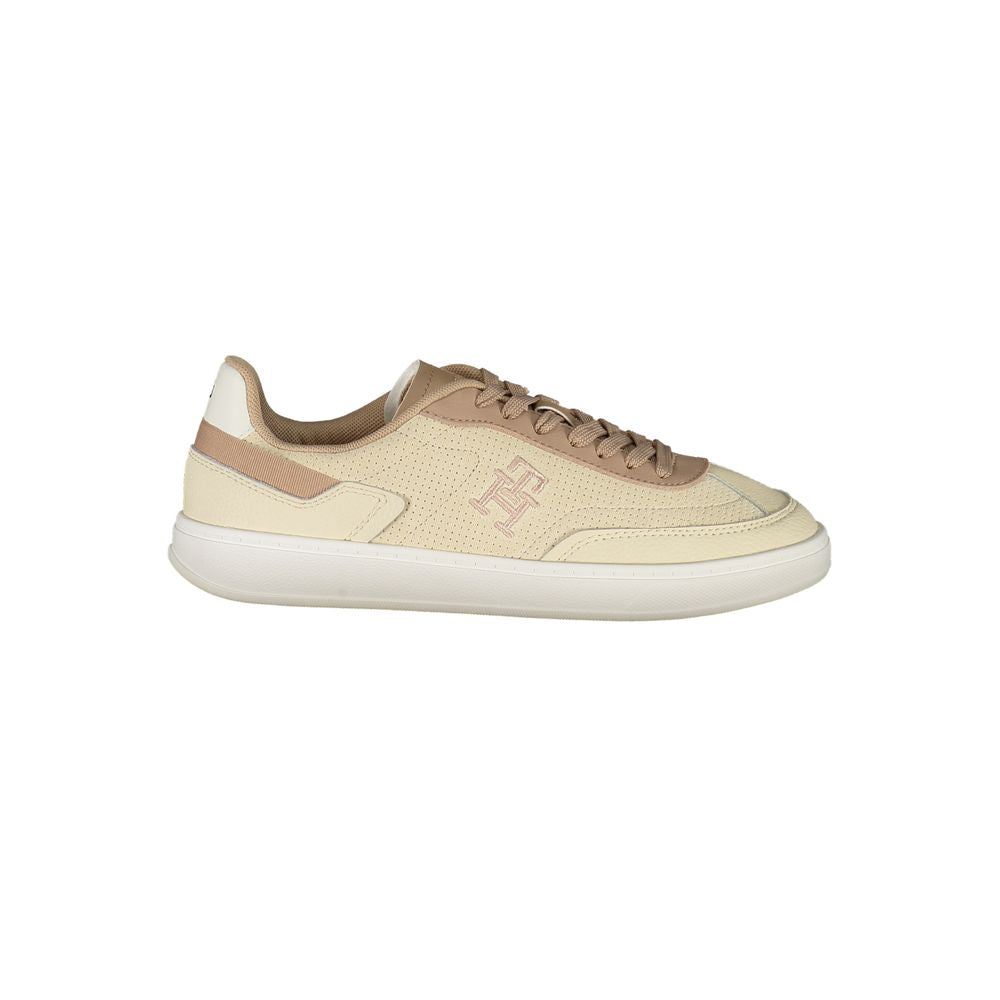 Chaussures femmes Tommy Hilfiger beige en polyuréthane, sneakers décontractés avec semelle blanche et design moderne.