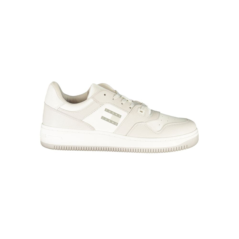 Sneakers blanches en polyuréthane pour homme de la marque Tommy Hilfiger, vue de côté avec semelle blanche et design moderne.