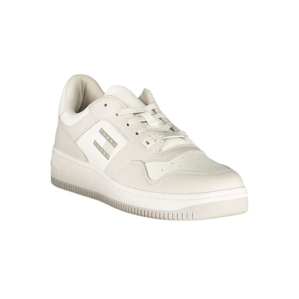 Sneakers blanches en polyuréthane pour homme de Tommy Hilfiger, vue de face avec détails du design.