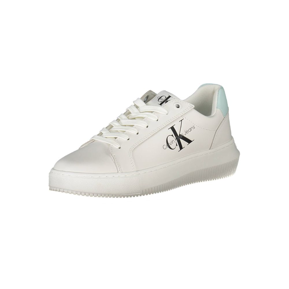 Chaussures femmes Calvin Klein en cuir blanc, sneakers élégants et confortables, vue de face.