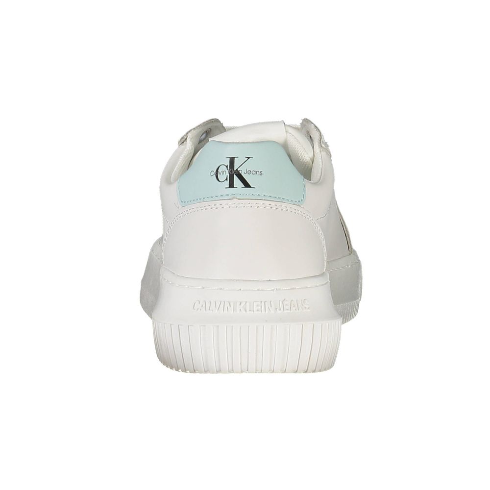 Sneakers pour femmes Calvin Klein en cuir blanc, style décontracté et moderne, vue de côté.