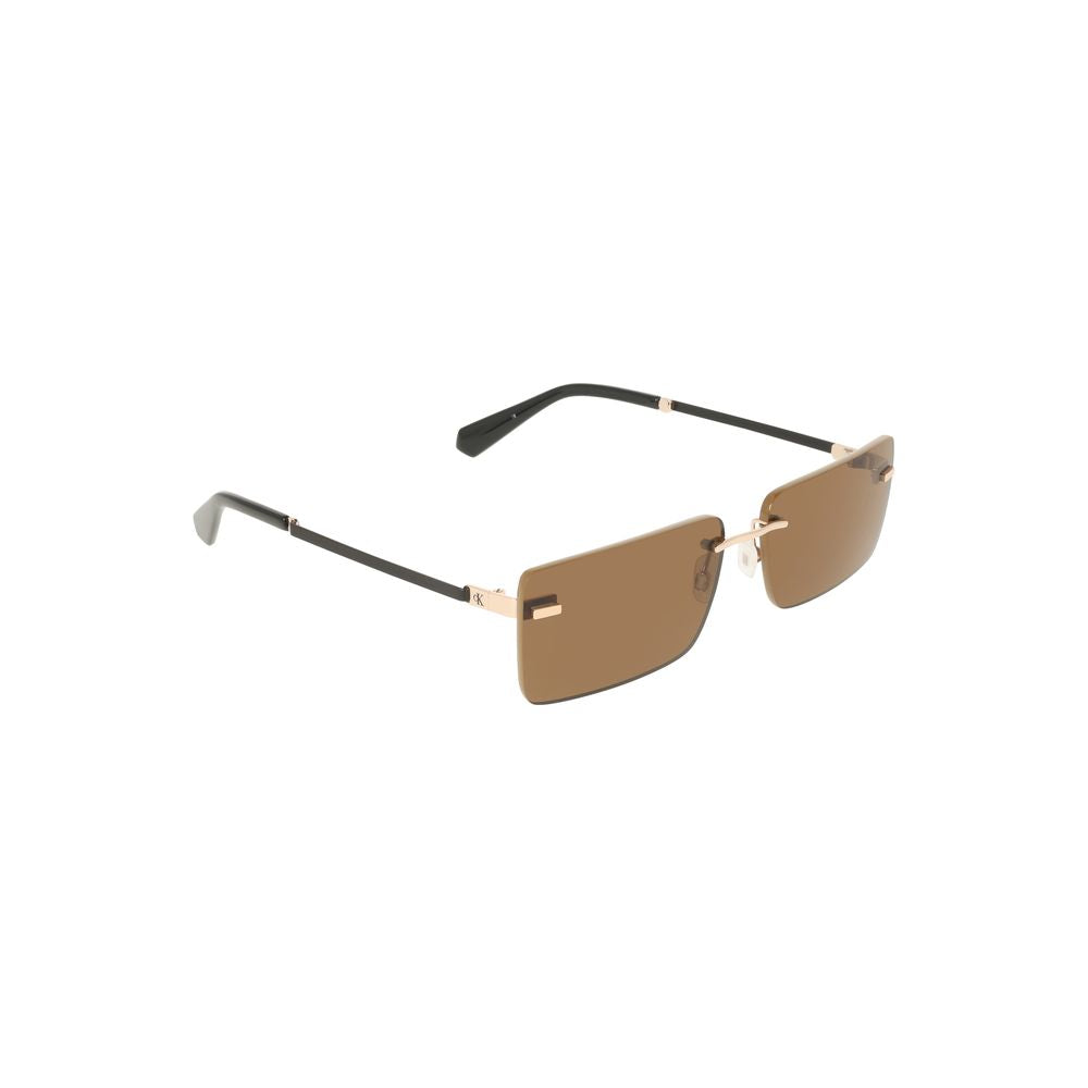 Lunettes de soleil pour femmes Calvin Klein, monture en métal beige, élégantes et modernes, sur une surface blanche.