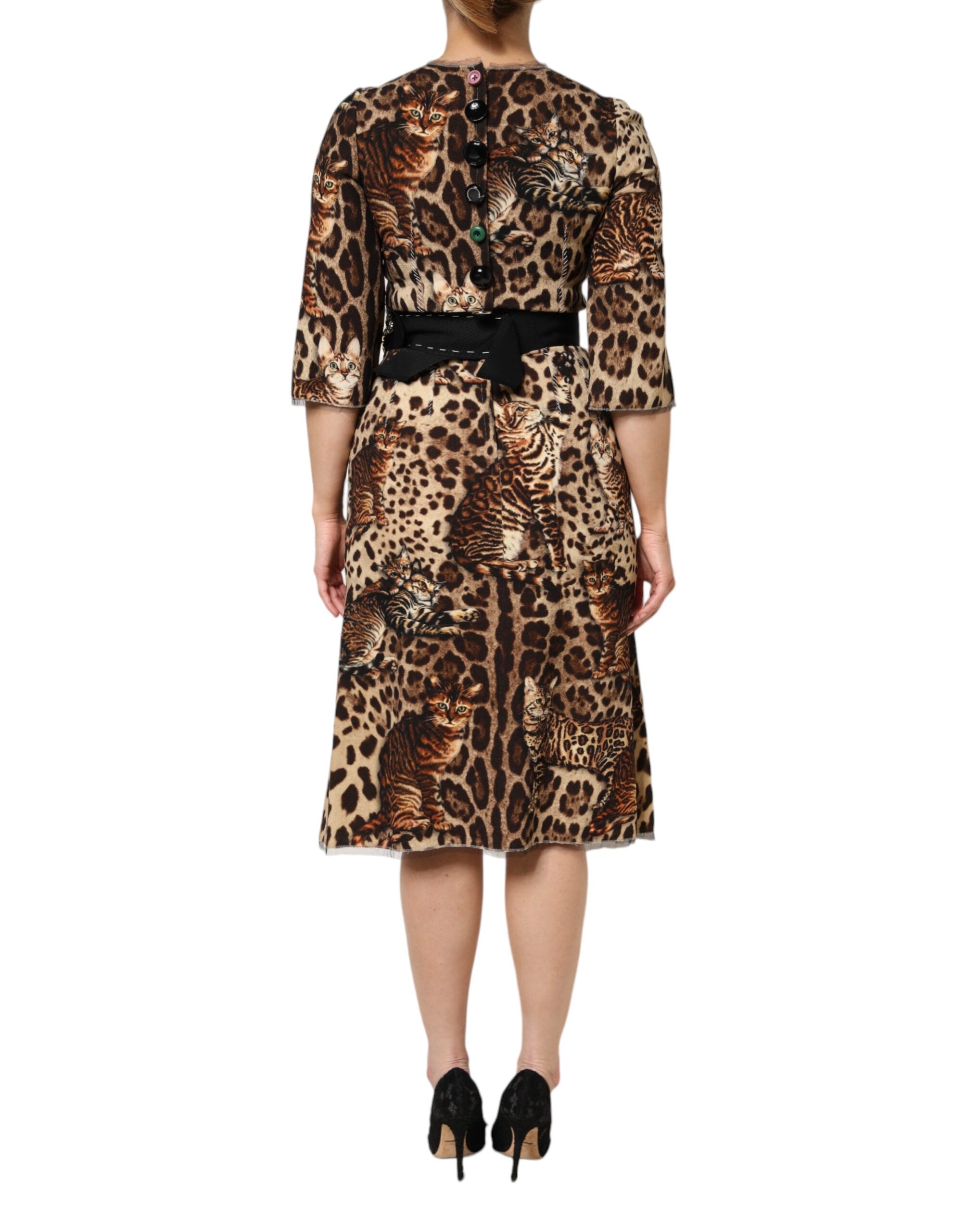 Robe midi à coupe en A de Dolce & Gabbana avec ceinture, motif léopard marron, élégante et tendance.