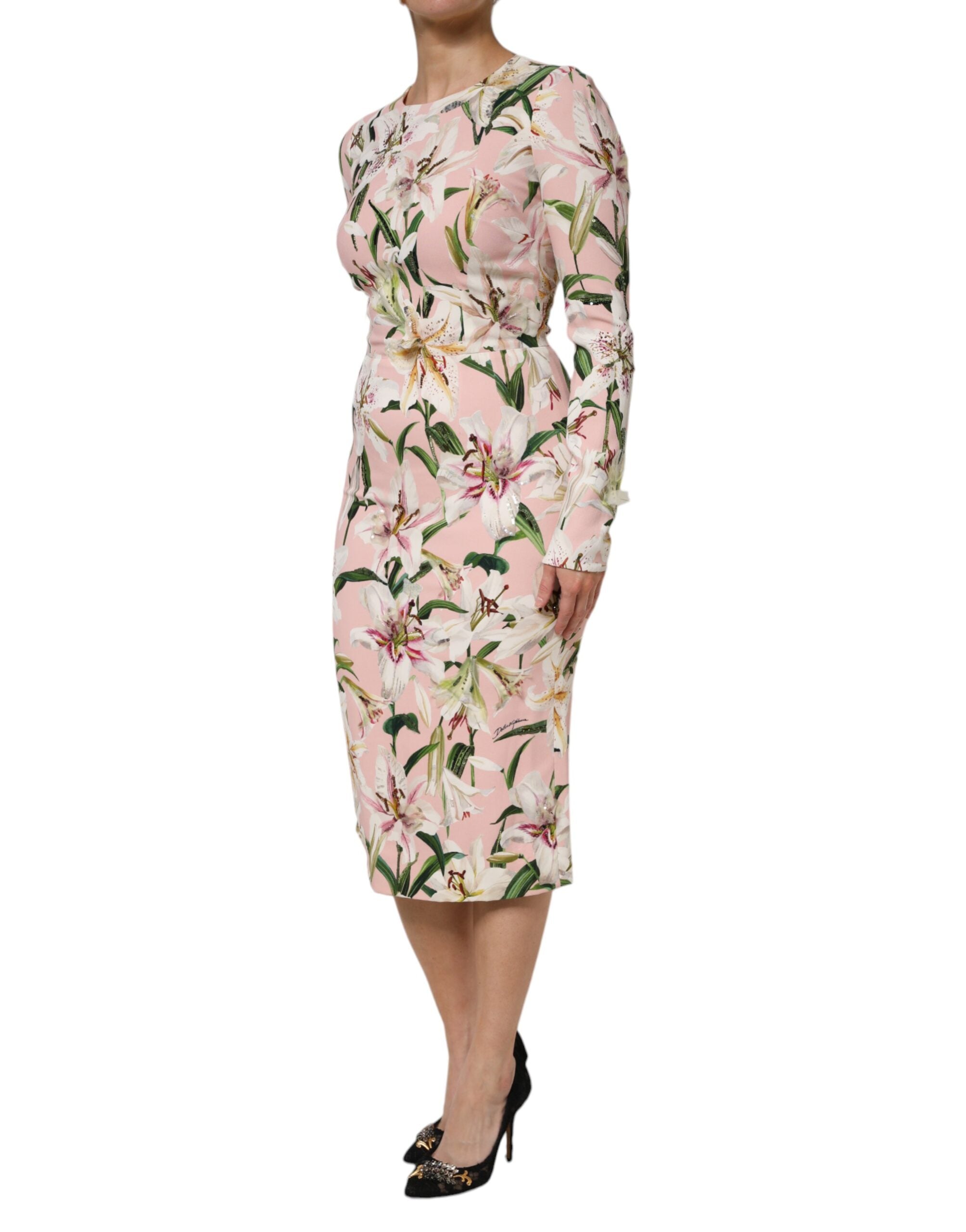 Robe midi stretch en viscose rose avec motif de lys, de la marque Dolce & Gabbana, vue de face sur mannequin.