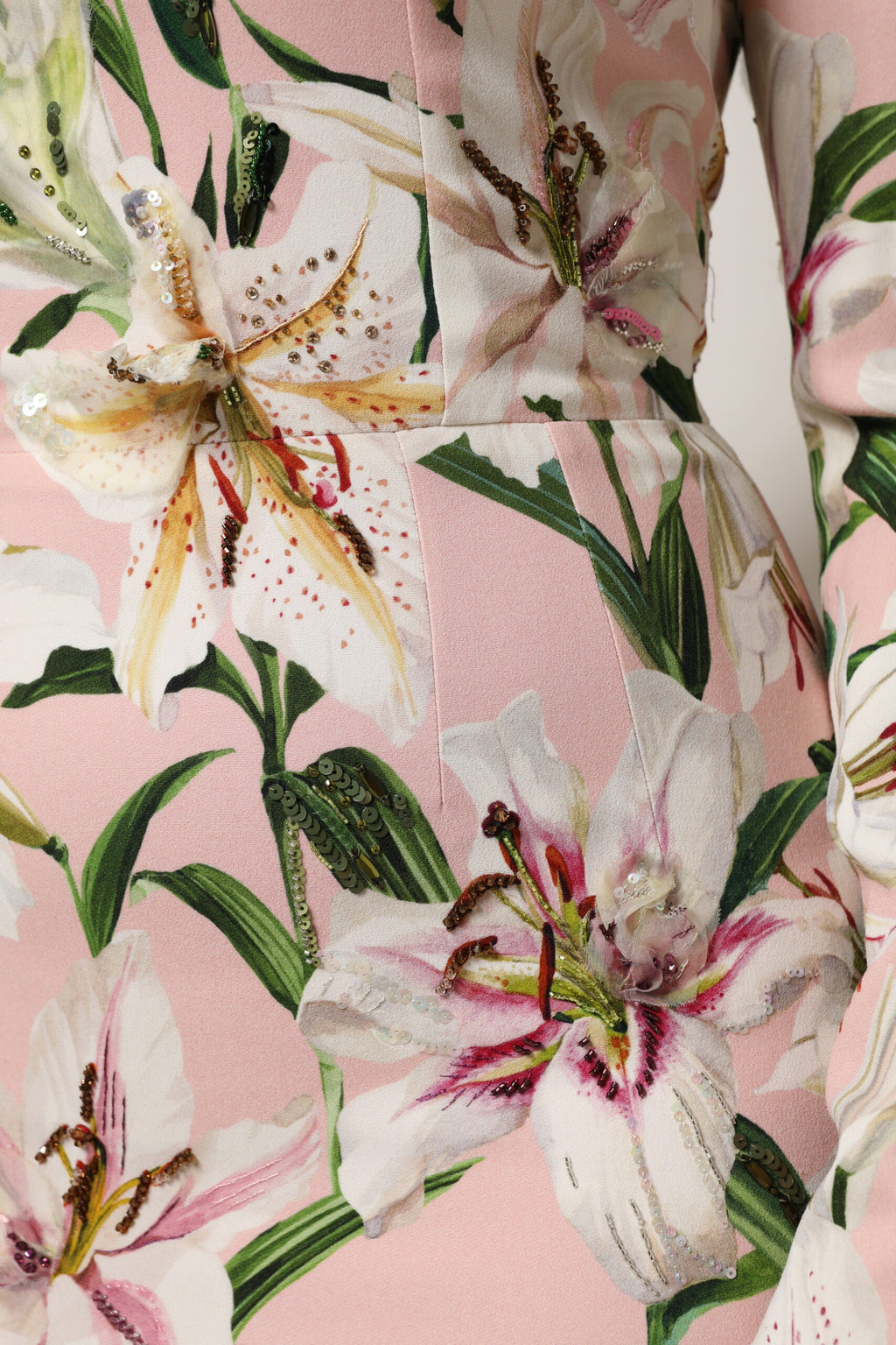 Robe mi-longue en viscose rose avec coupe ajustée, conçue par Dolce & Gabbana, ornée de motifs floraux de lys.