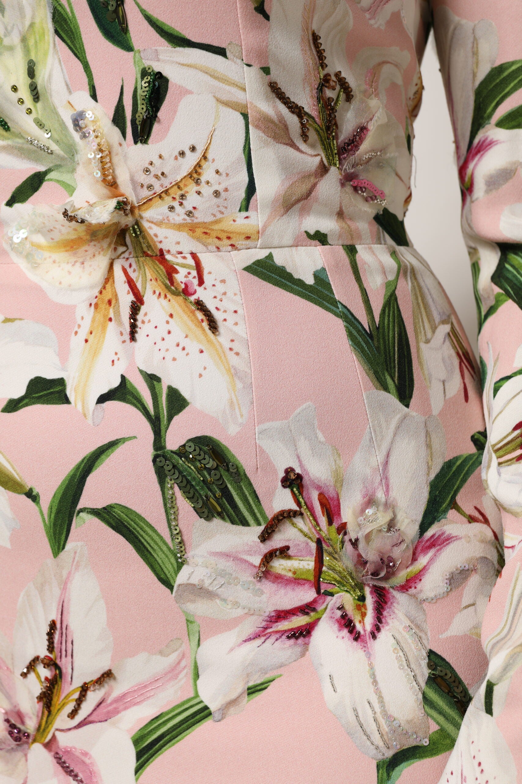 Robe mi-longue en viscose rose avec coupe ajustée, conçue par Dolce & Gabbana, ornée de motifs floraux de lys.