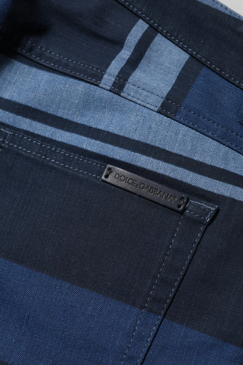 Jeans en denim stretch en coton à rayures bleues de Dolce & Gabbana, coupe classique et détails élégants.
