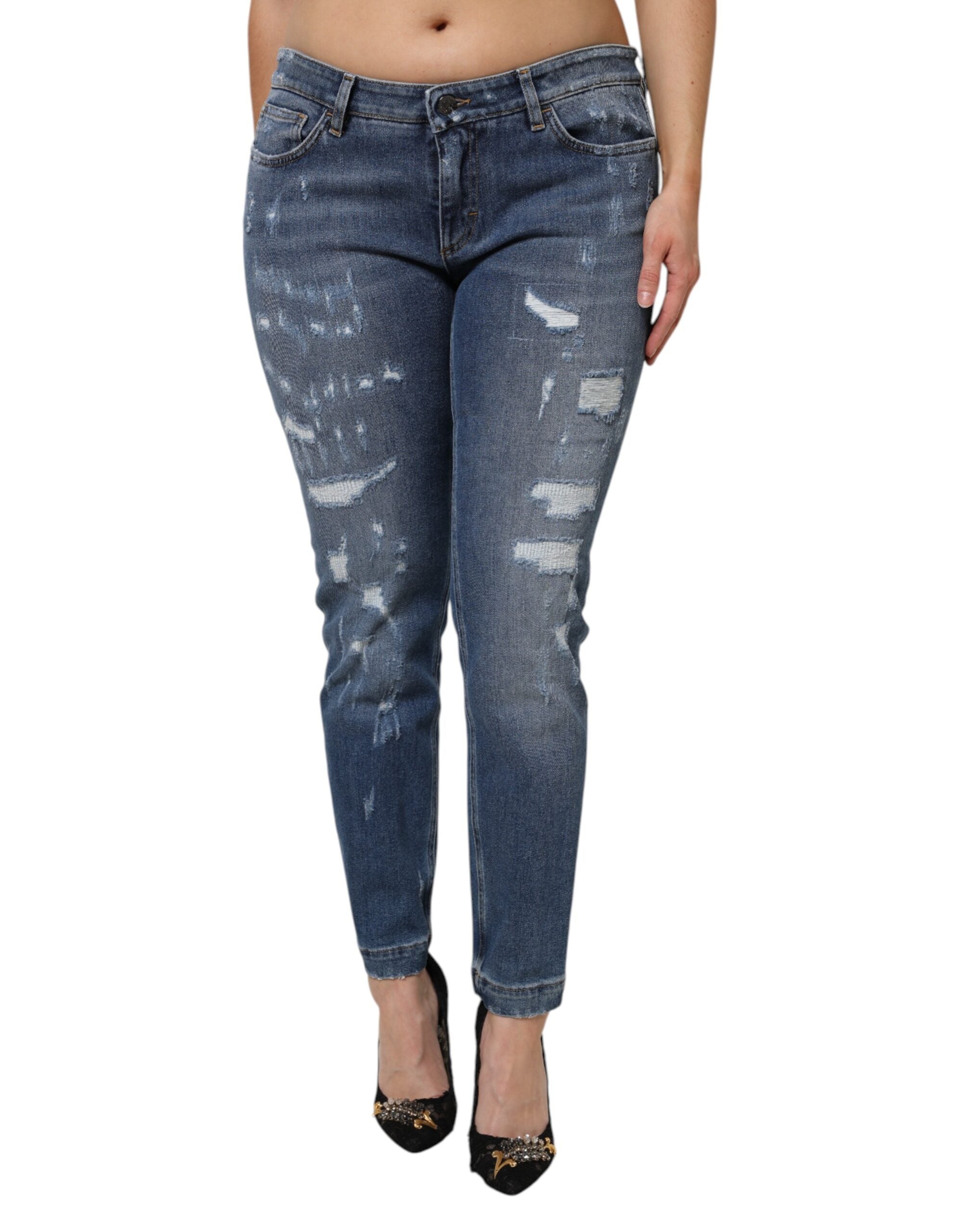 Jeans en denim bleu déchiré à taille basse de Dolce & Gabbana, coupe décontractée et style tendance.