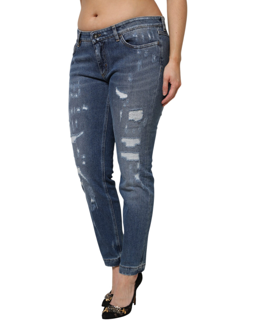 Jeans en denim bleu Dolce & Gabbana à taille basse et déchirures, style décontracté et tendance.
