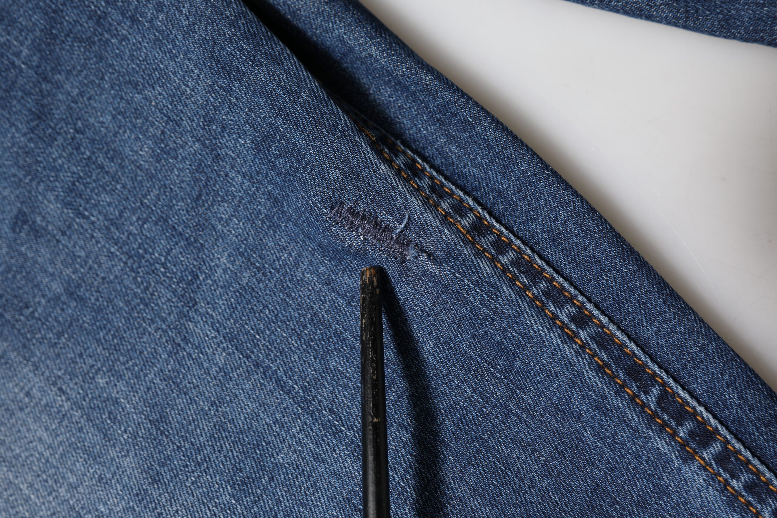 Jeans skinny en denim blanc à taille basse de Dolce & Gabbana, en coton, visible avec fermeture éclair et poches avant.