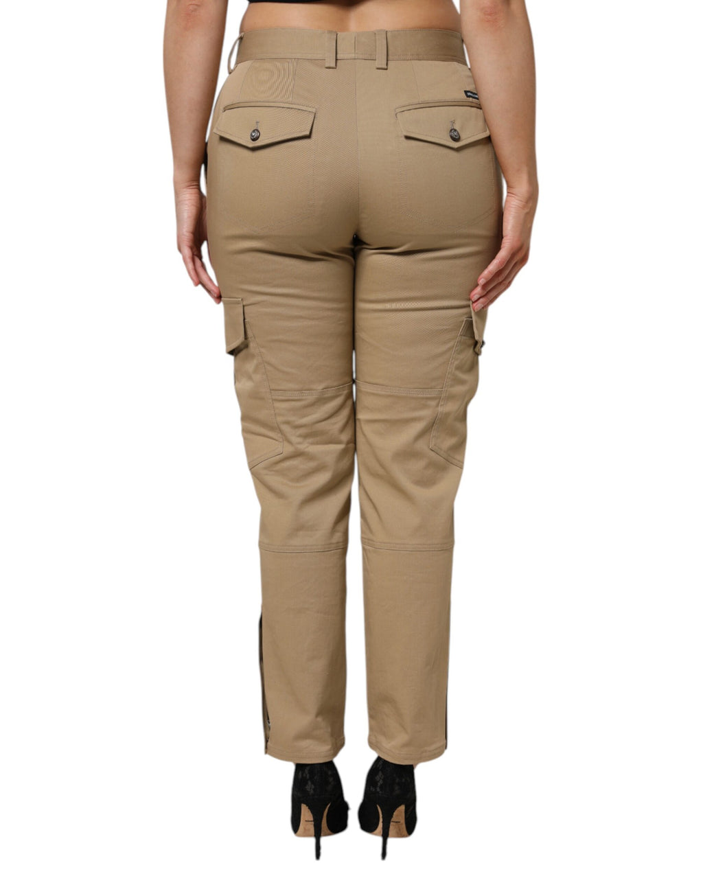 Pantalons cargo marron en coton de marque Dolce & Gabbana, coupe tapered, visibles en gros plan.