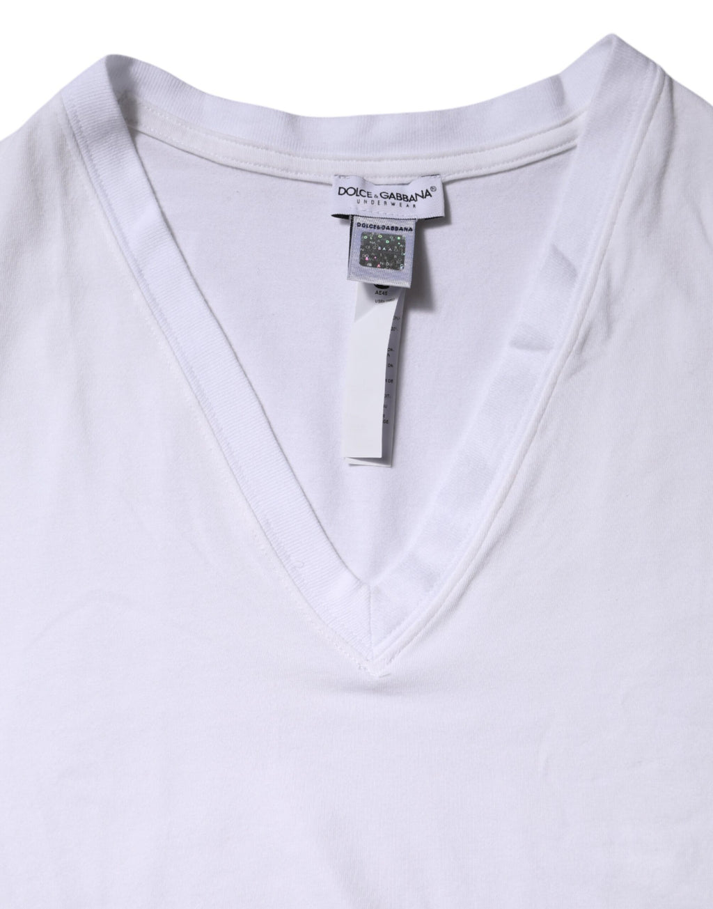 T-shirt blanc à manches courtes et décolleté en V de Dolce & Gabbana, en coton léger et confortable.