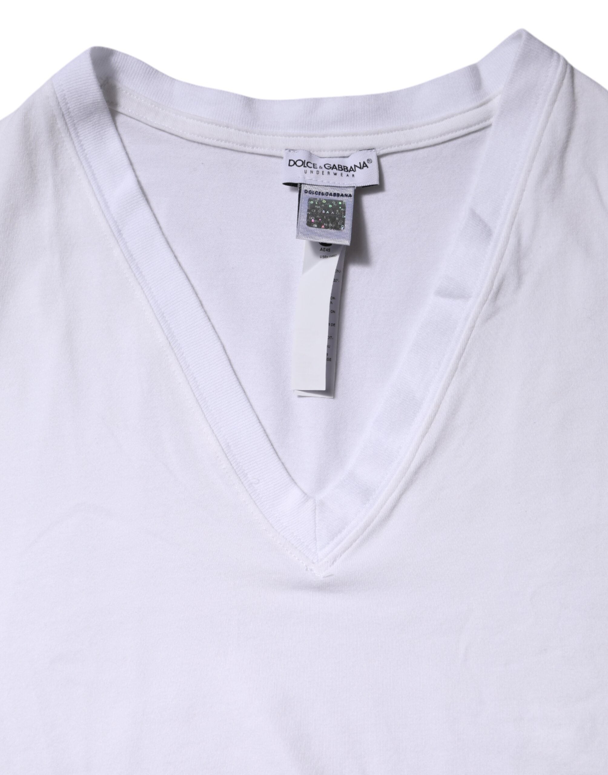T-shirt blanc à manches courtes et décolleté en V de Dolce & Gabbana, en coton léger et confortable.