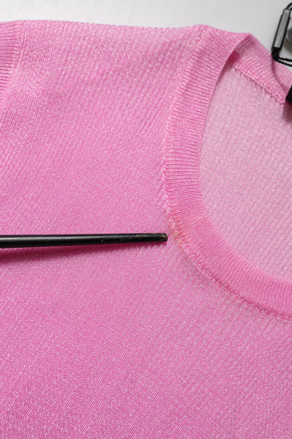 Débardeur sans manches rose en polyester de Dolce & Gabbana avec col rond, visible sur l'image.