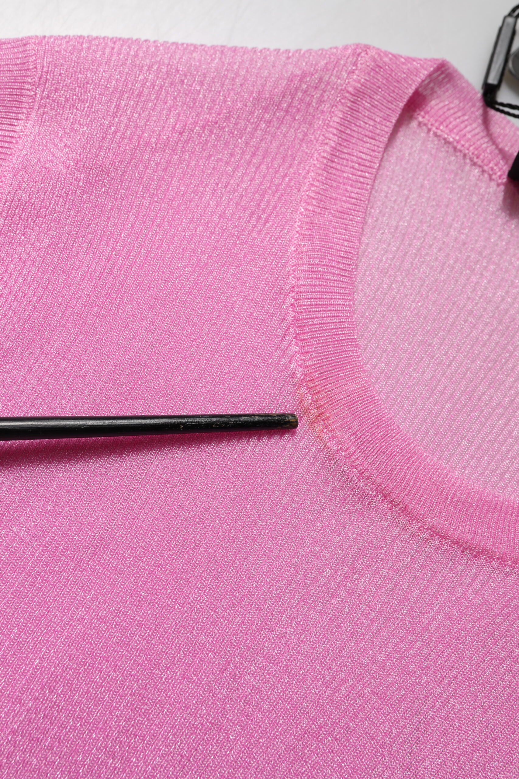 Débardeur sans manches rose en polyester de Dolce & Gabbana avec col rond, visible sur l'image.