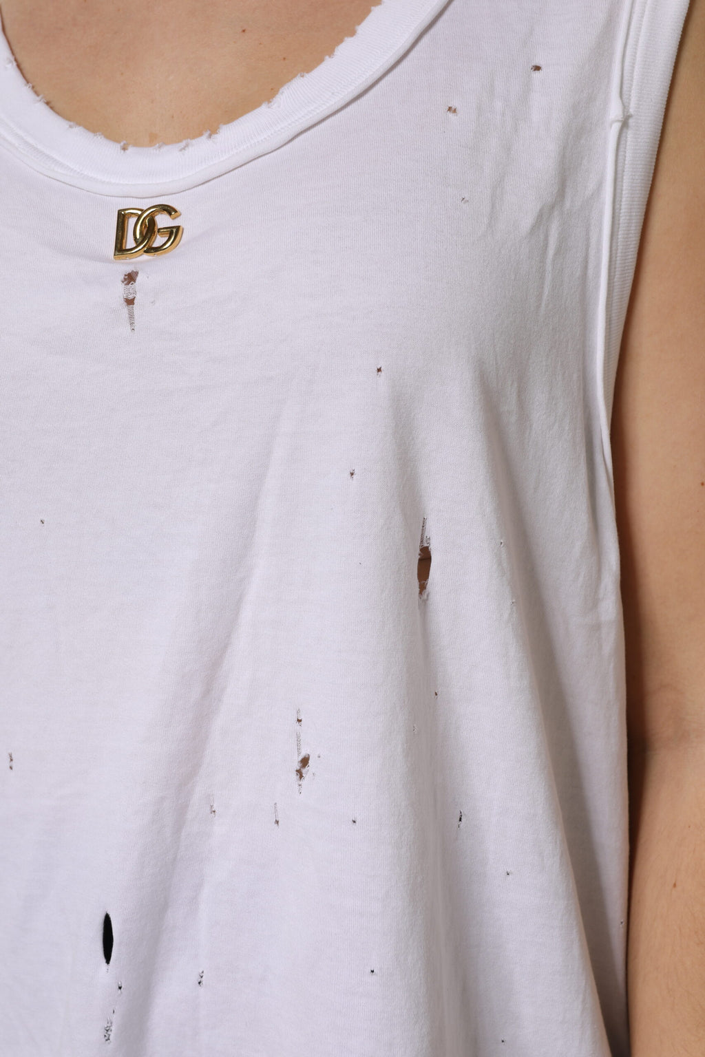 Débardeur sans manches en coton blanc de Dolce & Gabbana avec col rond, visible sur le mannequin.