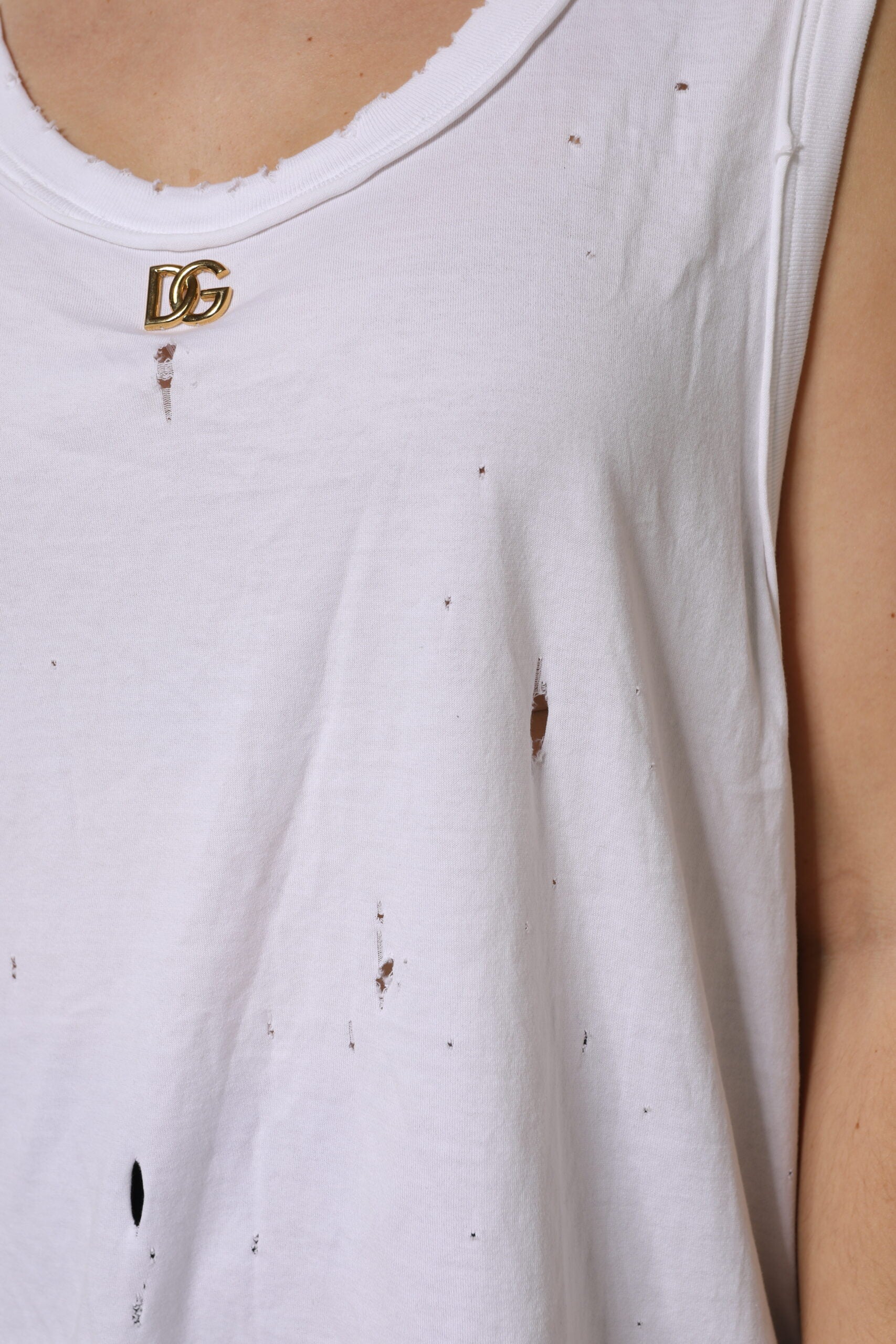 Débardeur sans manches en coton blanc de Dolce & Gabbana avec col rond, visible sur le mannequin.