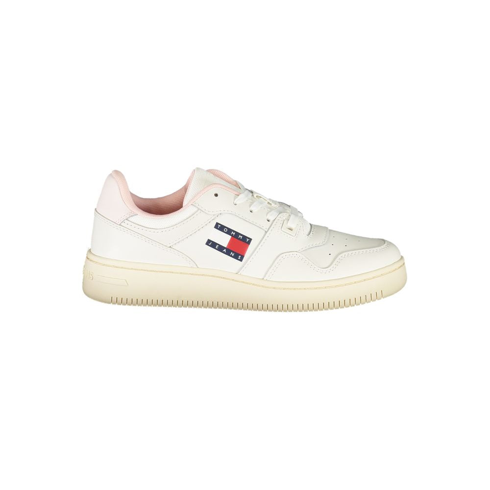 Sneakers en cuir blanc pour femmes de Tommy Hilfiger, design élégant avec détails modernes et semelle confortable.