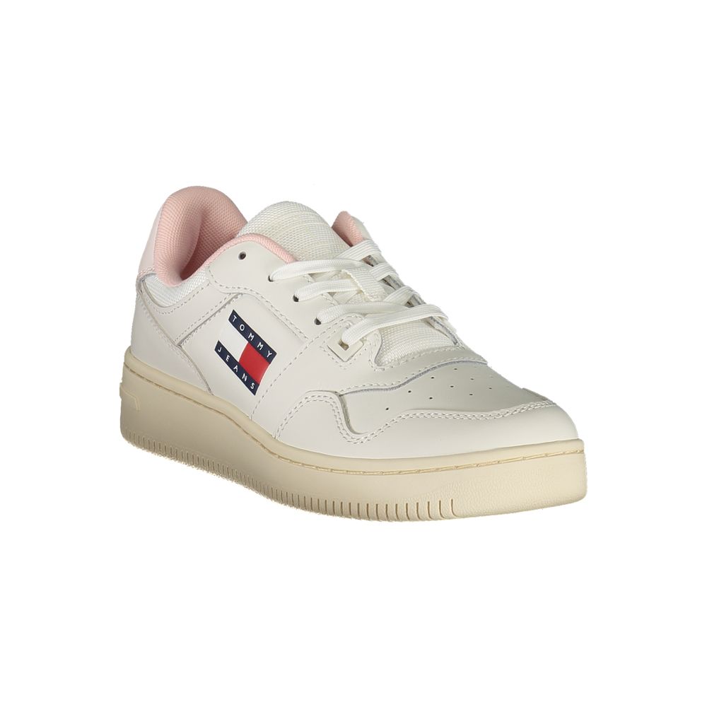 Chaussure sneaker en cuir blanc pour femme de la marque Tommy Hilfiger, vue de côté, avec détail de la semelle.