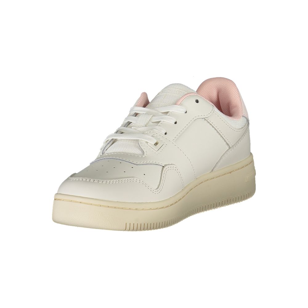 Sneaker blanche en cuir pour femme de la marque Tommy Hilfiger, vue de face avec détails du design en cuir blanc.
