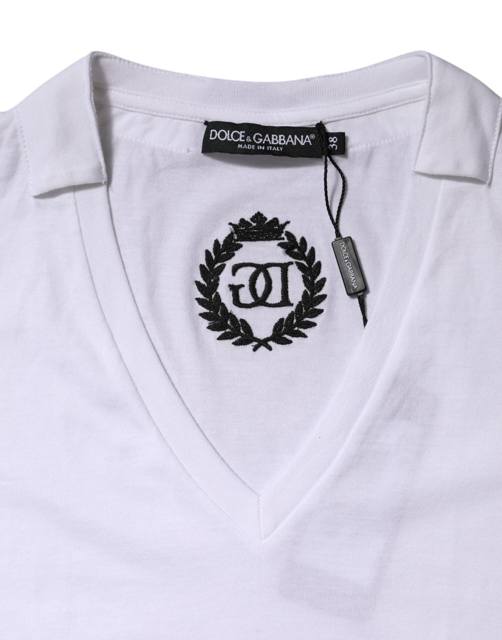 T-shirt blanc en coton à manches courtes et col en V de Dolce & Gabbana, vue de face.