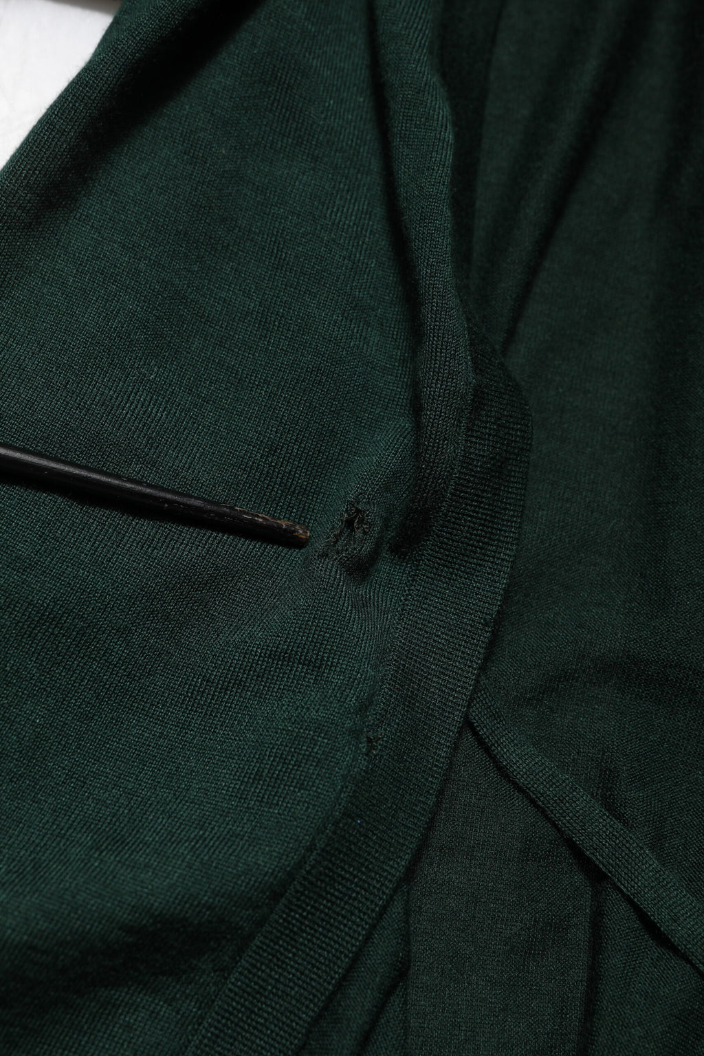 Pull en cachemire et soie vert foncé de Dolce & Gabbana, cardigan élégant avec détails sophistiqués.