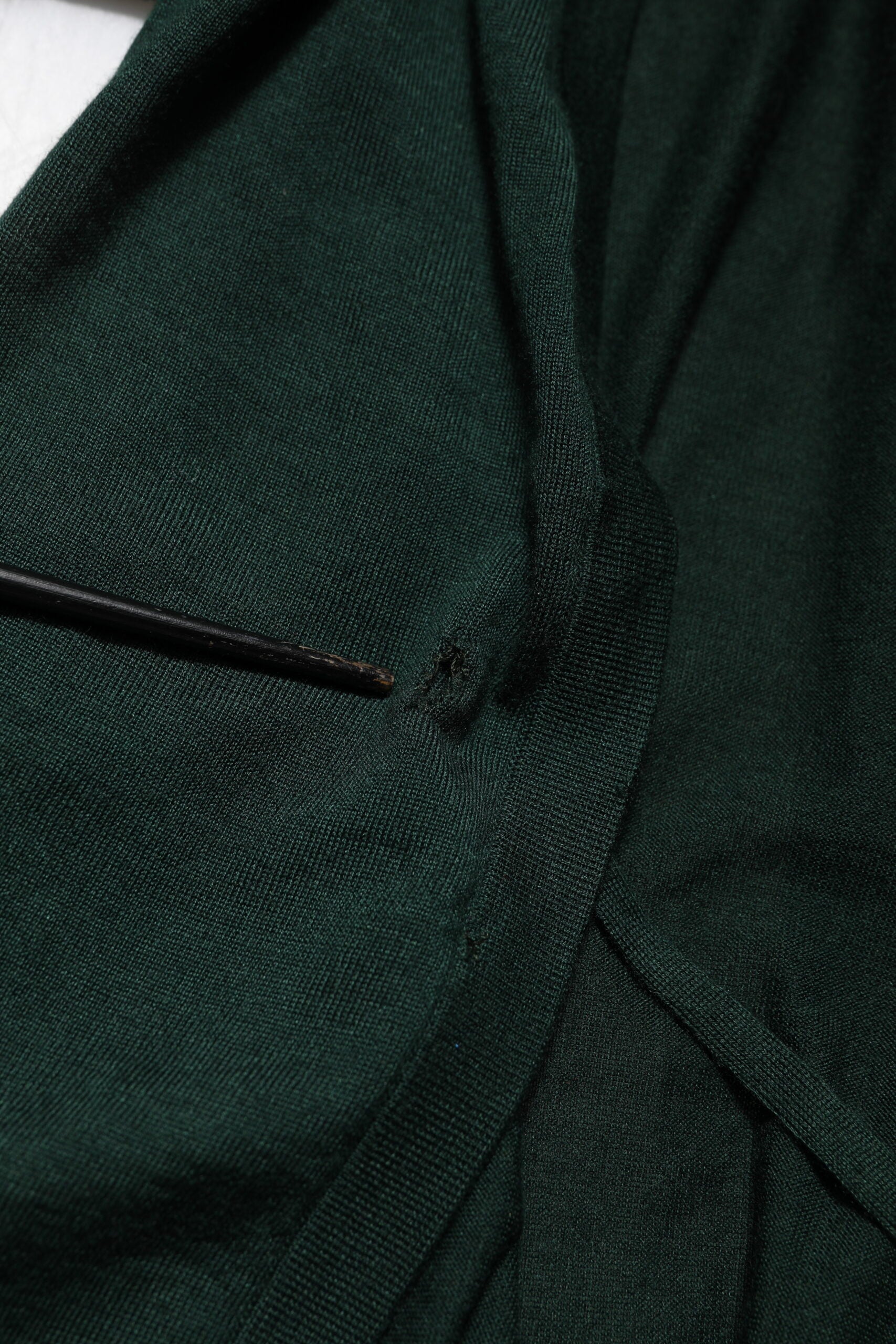 Pull en cachemire et soie vert foncé de Dolce & Gabbana, cardigan élégant avec détails sophistiqués.