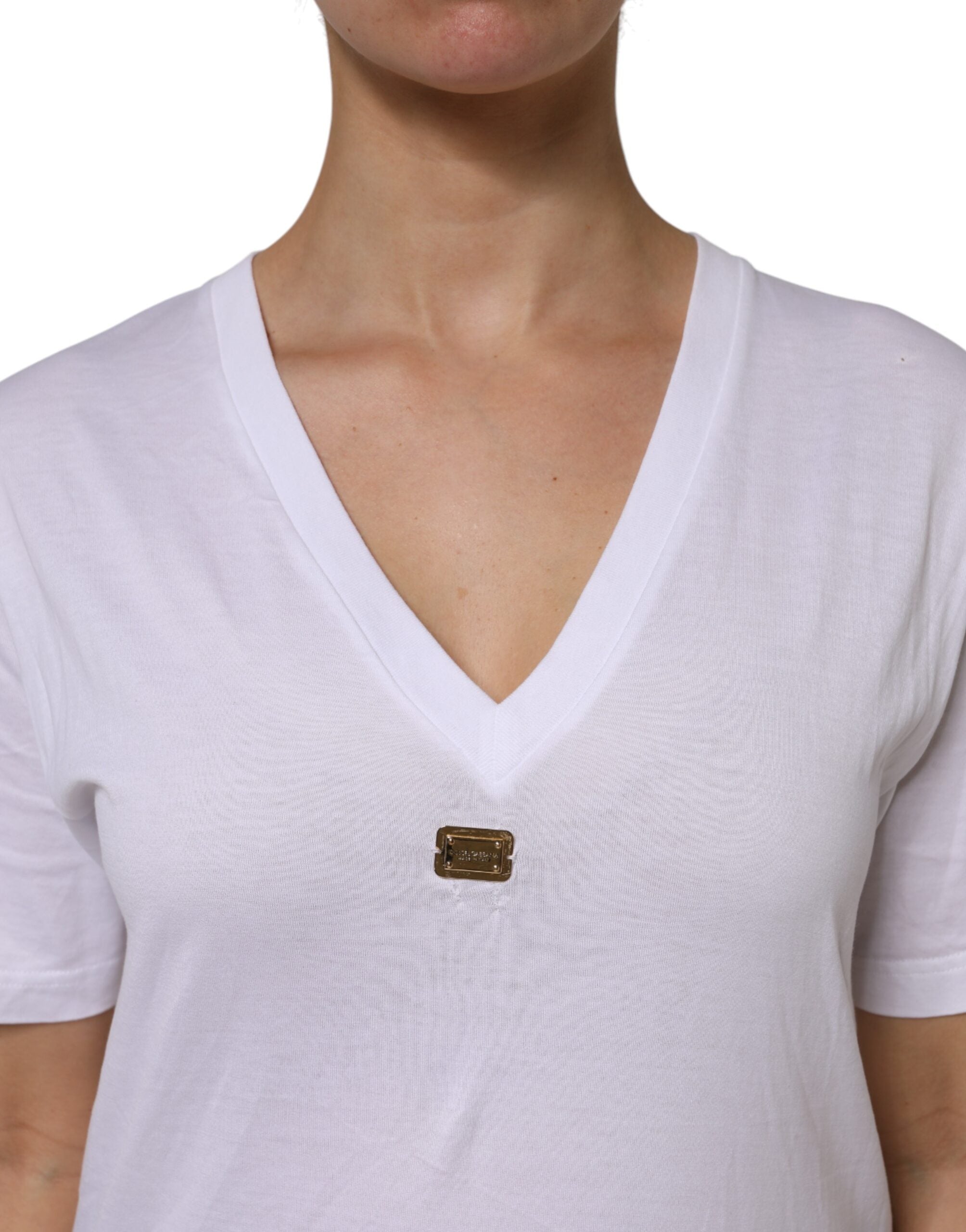 T-shirt blanc en coton à manches courtes et col en V de Dolce & Gabbana, vue de face.