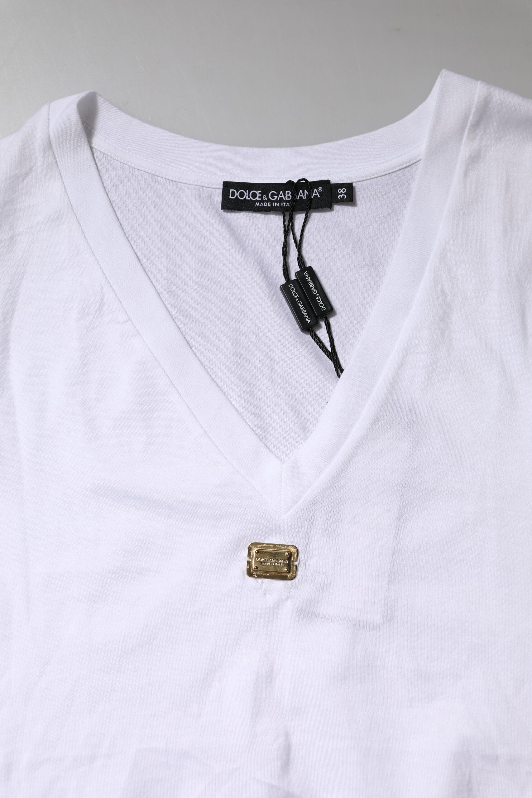 T-shirt blanc Dolce & Gabbana en coton à manches courtes avec col en V, vue de face.
