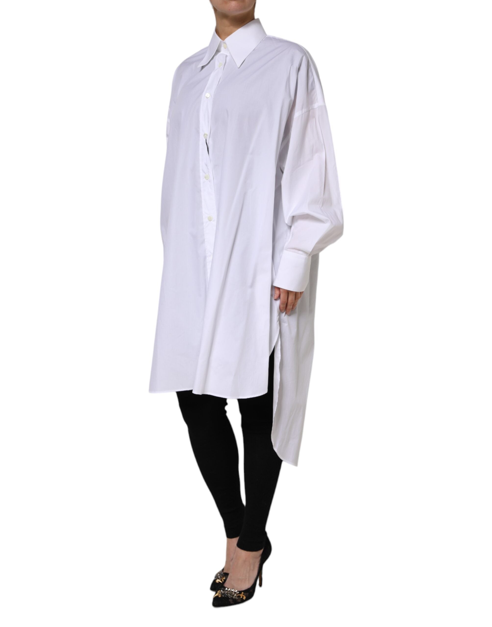 Chemise blanche en coton à col avec manches longues de Dolce & Gabbana, élégante et classique, portée sur un mannequin.