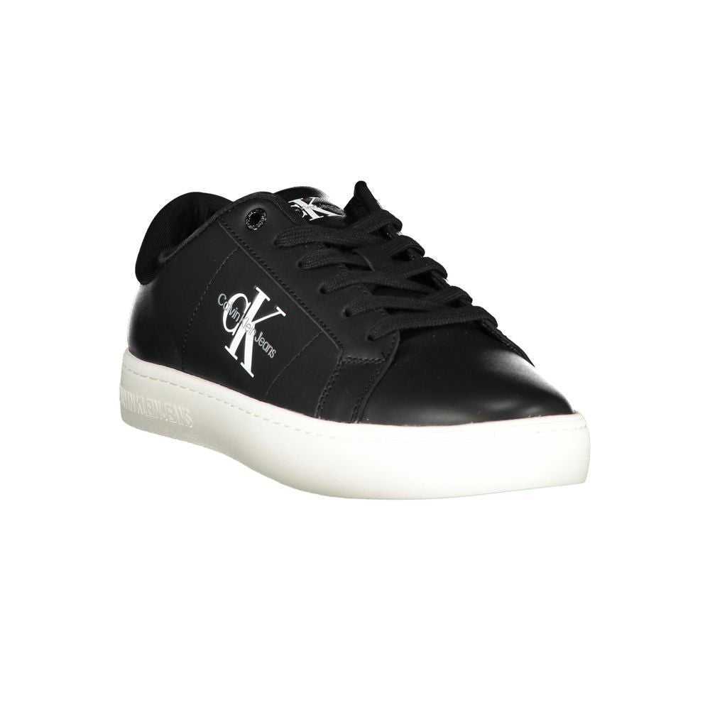 Sneaker en polyuréthane noir pour homme de la marque Calvin Klein, vue en gros plan.