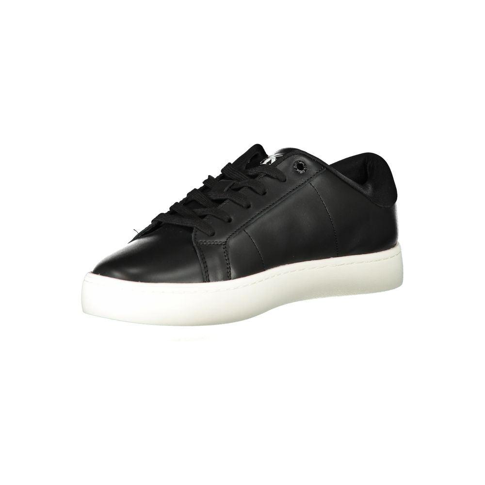 Sneakers noires pour hommes en polyuréthane de la marque Calvin Klein, vue de côté avec semelle blanche.