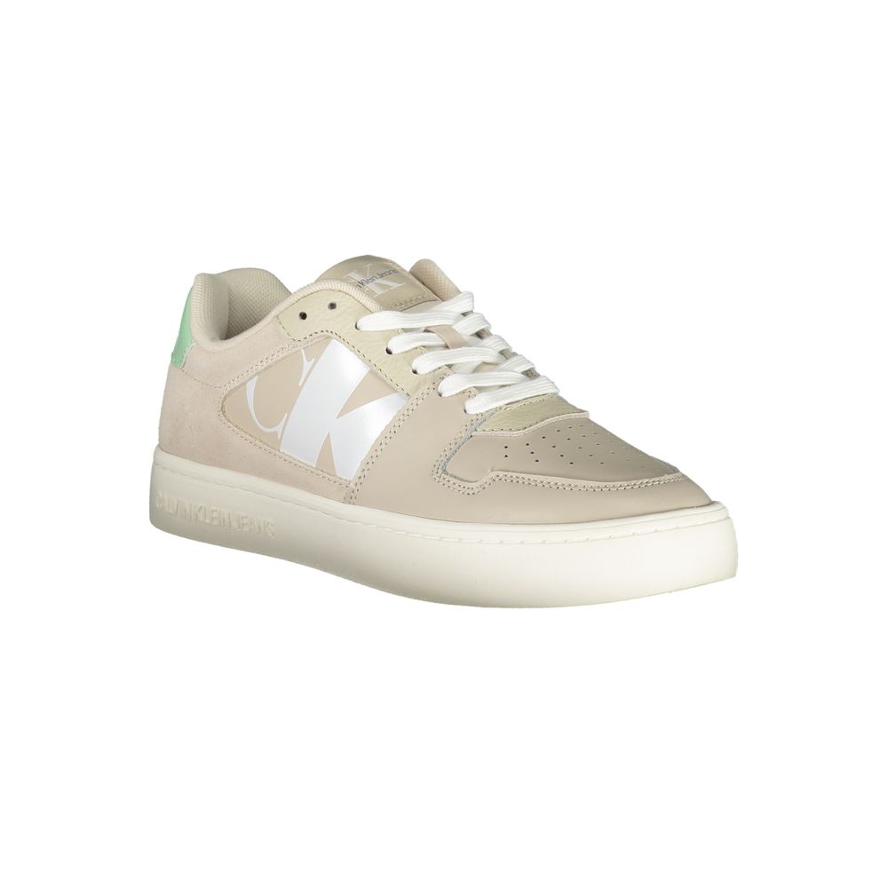 Chaussures sneaker beige en polyuréthane pour femmes de la marque Calvin Klein, vue de côté.