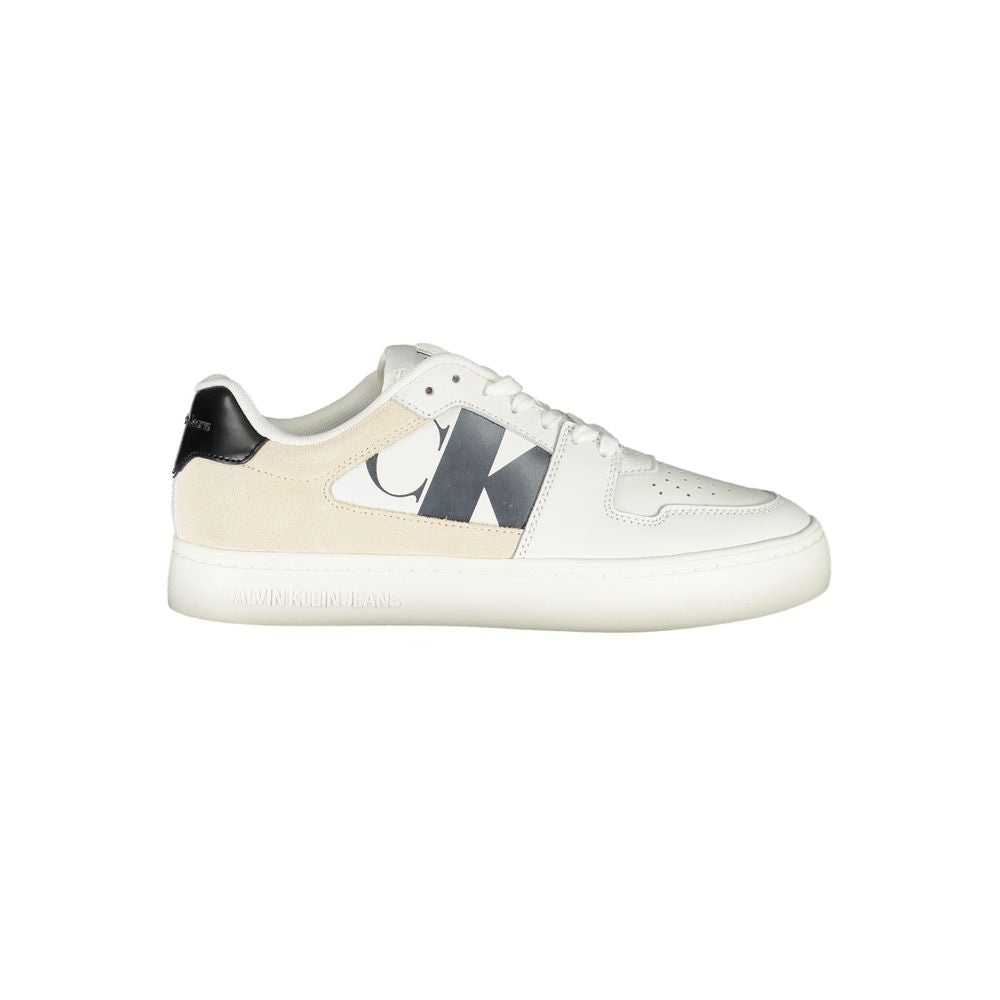 Basket femme Calvin Klein en polyurethane blanc, style décontracté avec semelle blanche, vue de face, proche de la chaussure.