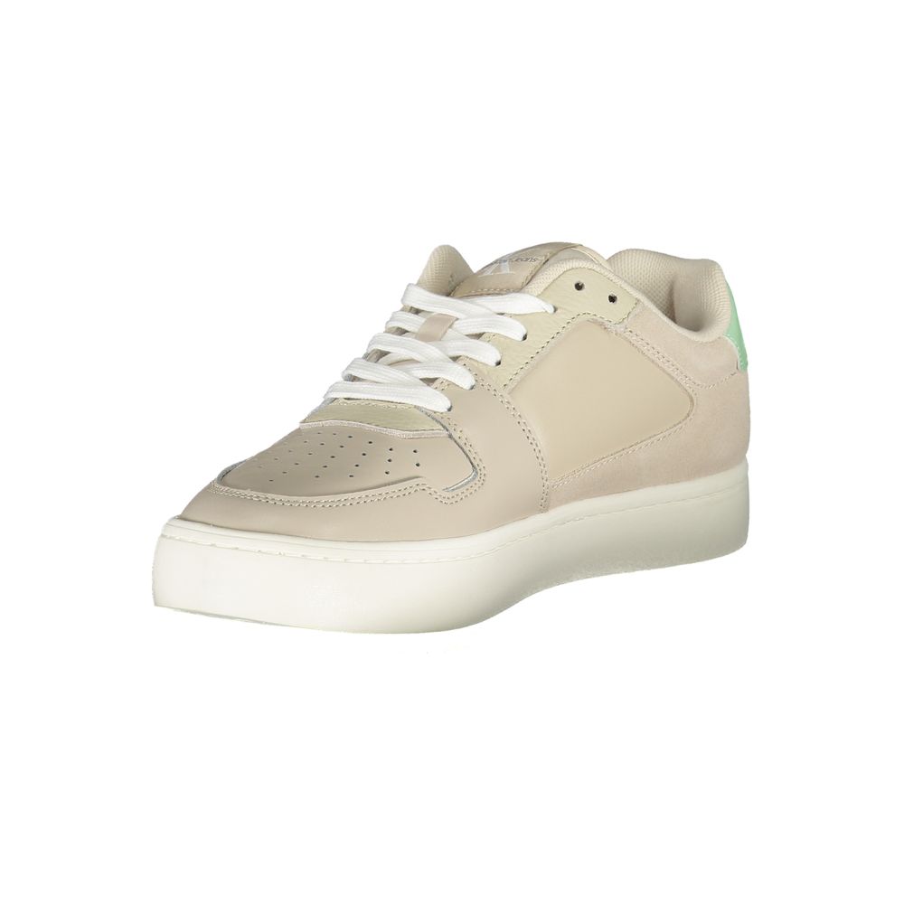 Sneakers pour femmes Calvin Klein beige en polyurethane, vue de côté, avec semelle blanche et design épuré.