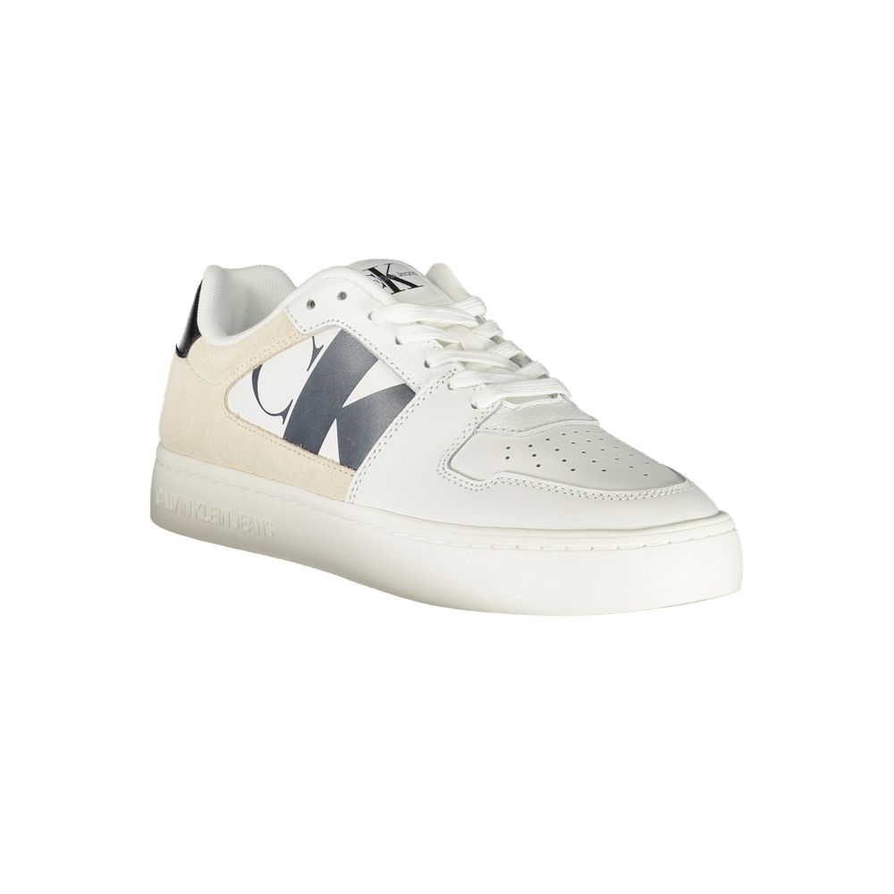 Sneakers blanches en polyuréthane pour femmes de Calvin Klein, vue de face avec semelle blanche et design épuré.