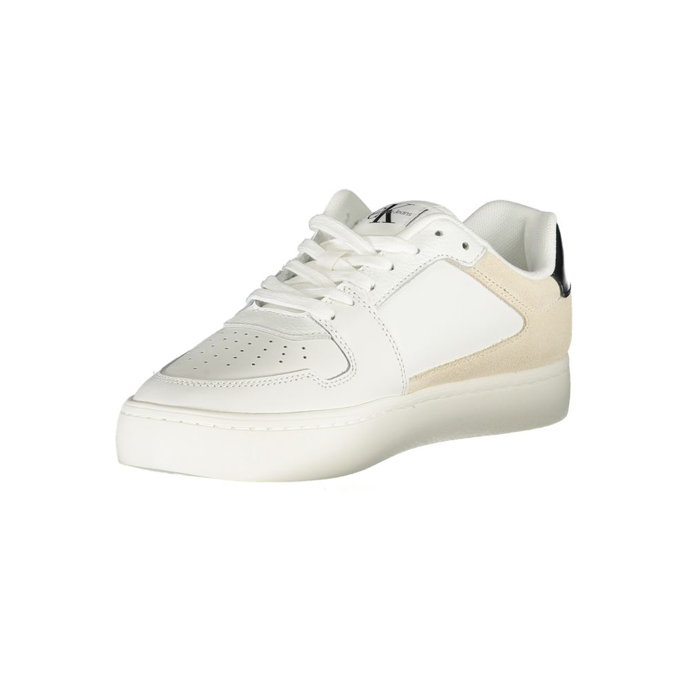 Chaussures sneaker blanches en polyuréthane pour femmes de Calvin Klein, vue de face.