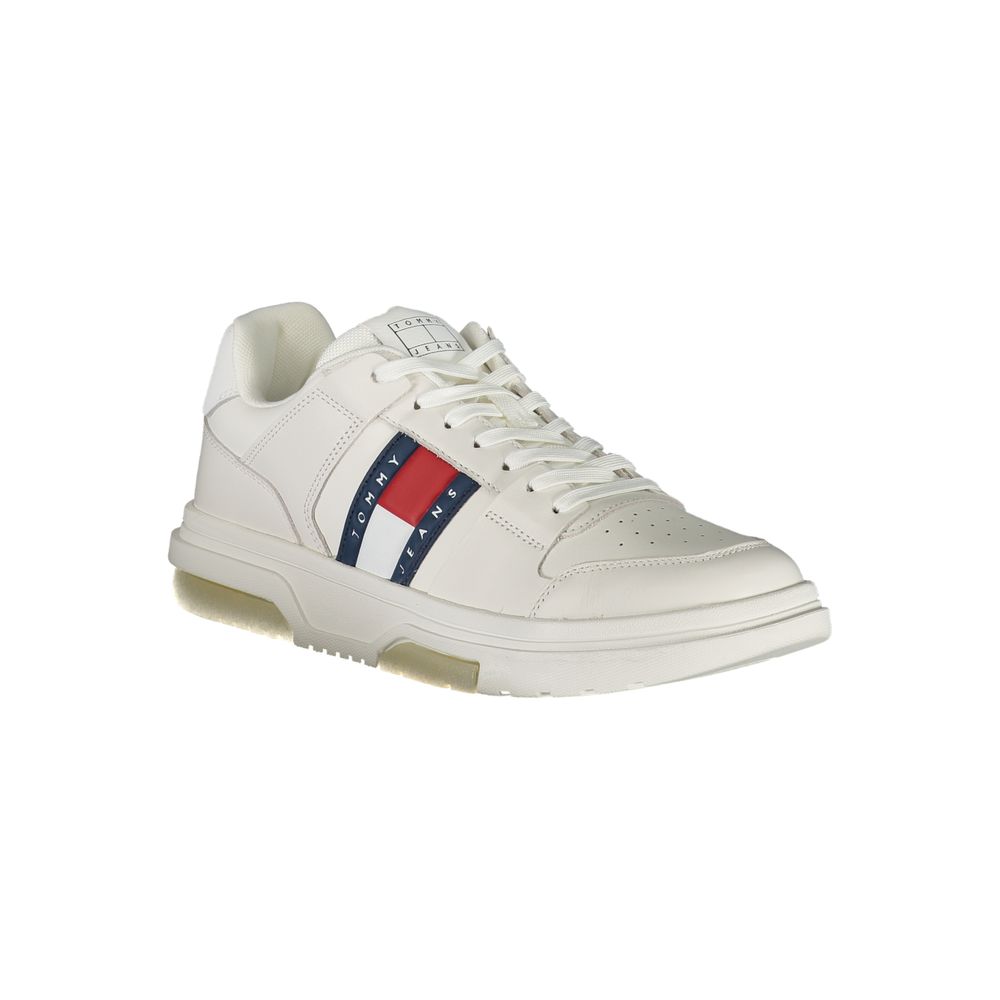 Sneakers blanches en polyuréthane pour homme de la marque Tommy Hilfiger, vue de face.