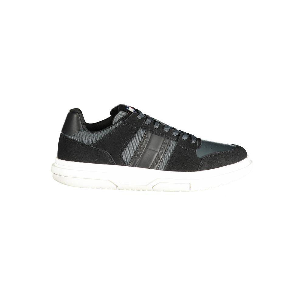 Chaussures sneakers en cuir noir pour homme de la marque Tommy Hilfiger, vue de face avec détails du design.
