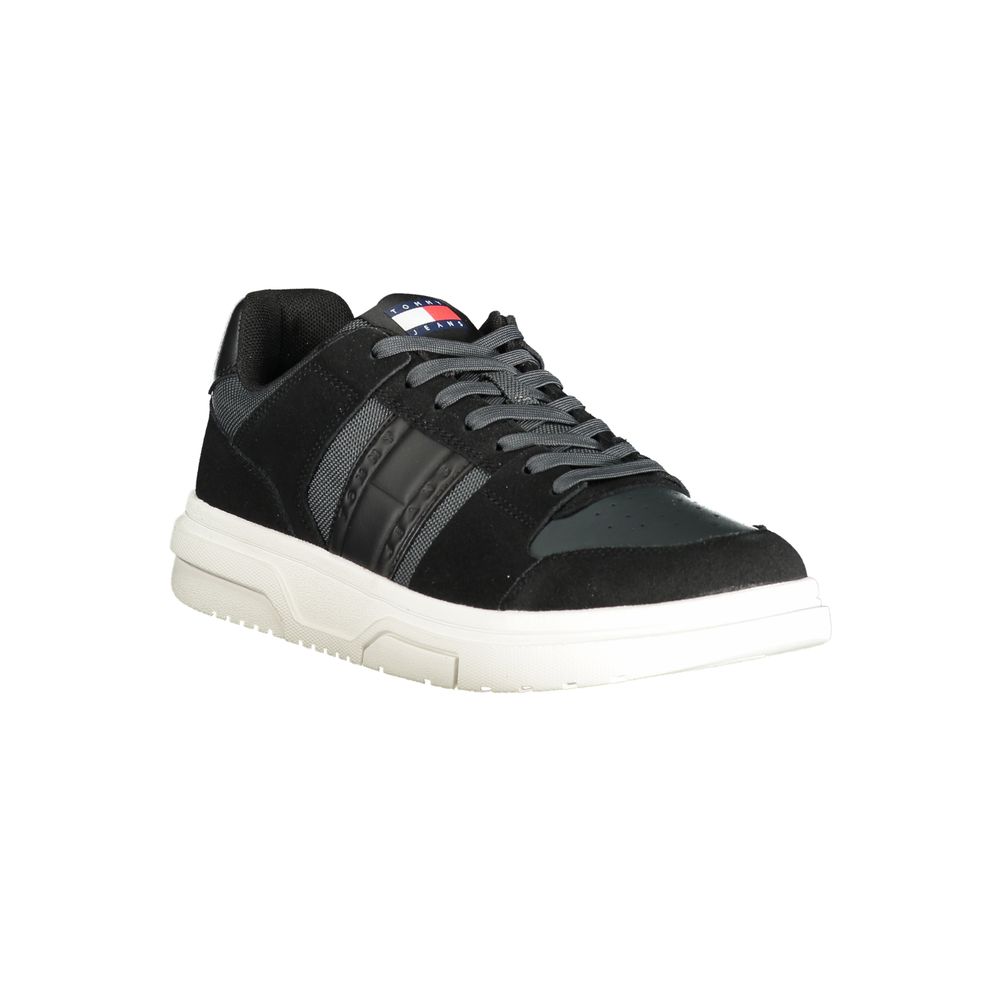Chaussure sneaker en cuir noir pour homme de la marque Tommy Hilfiger, vue de face avec détails du design en cuir.