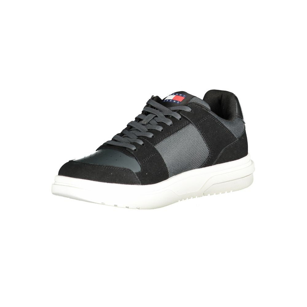 Sneaker en cuir noir pour homme de la marque Tommy Hilfiger, vue de face, avec détails du design et de la semelle.