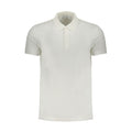 Chemise polo blanche pour homme de Calvin Klein en coton, vue en gros plan sur le tissu et le col.